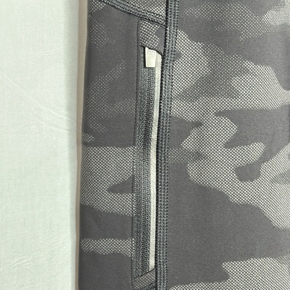 Athleta Rainier Reflective Tight, Black/Grey‎ Camo in Size 3X - Picture 5 of 16